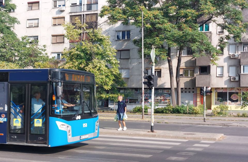 FOTO: Semafor na Bulevaru kralja Petra pokazuje samo žuto svetlo, evo i zašto