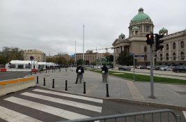 Maskirane osobe iz Ćacilenda oborile na zemlju i šutirale novinara FoNeta, policija nije reagovala