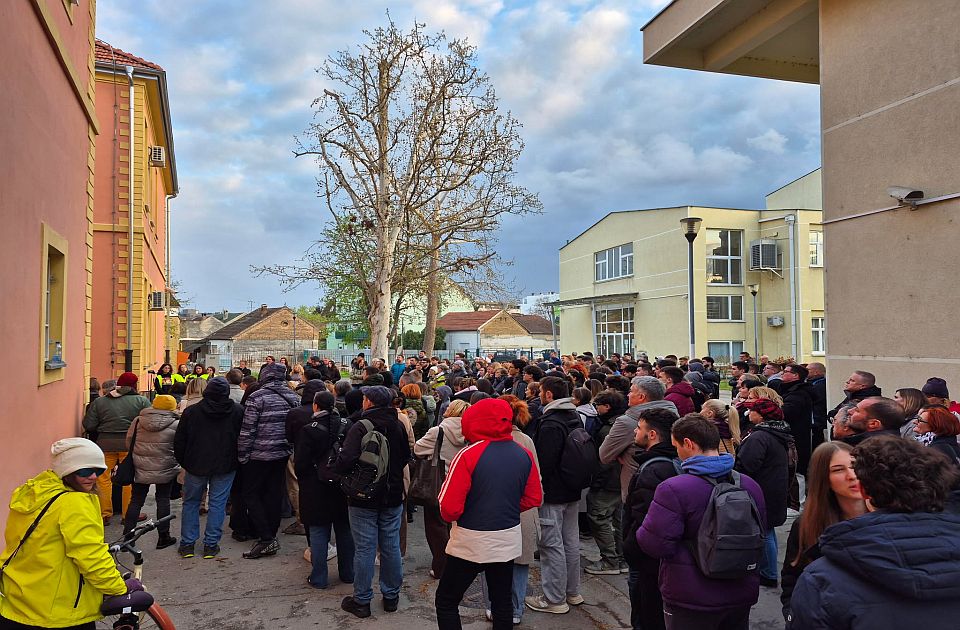 Obešen zec o ogradu Lazine gimnazije
