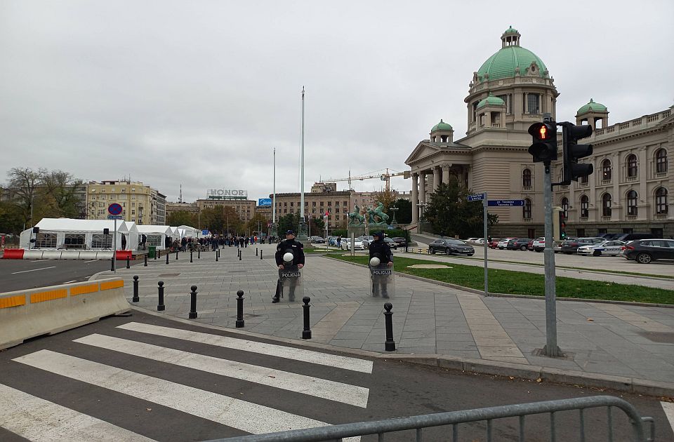 Maskirane osobe iz Ćacilenda oborile na zemlju i šutirale novinara FoNeta, policija nije reagovala