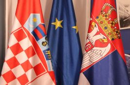 Meštani Neština i Vizića do daljeg blokirali put zbog problema sa prelaskom granice sa Hrvatskom