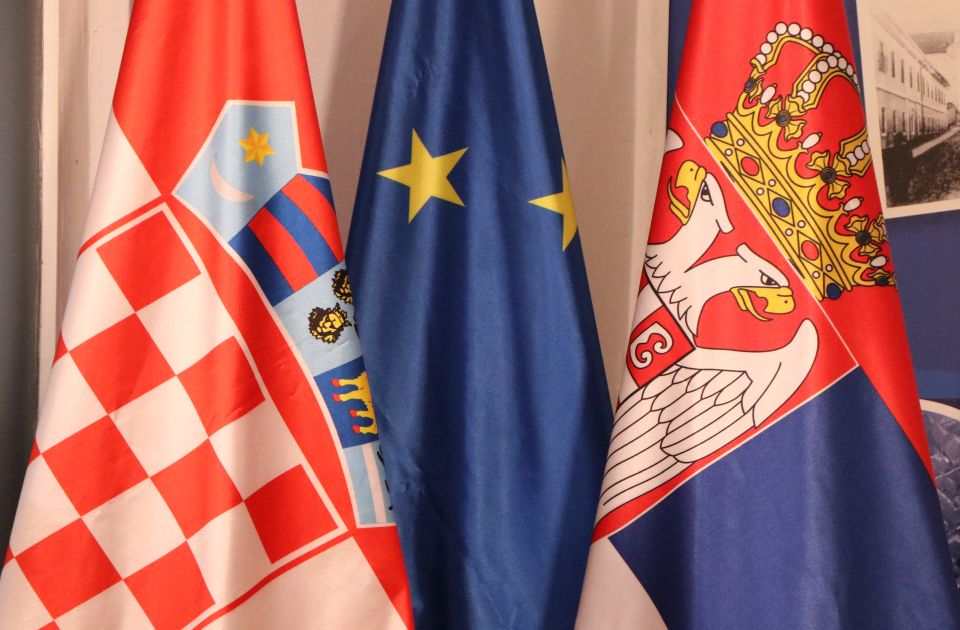 Meštani Neština i Vizića do daljeg blokirali put zbog problema sa prelaskom granice sa Hrvatskom