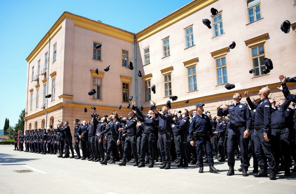 FOTO Promocija nove klase polaznika Centra za policijsku obuku u Kamenici: "Država će uvek štititi policajce"