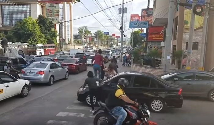 VIDEO: Pešaci se "osvetili" vozaču koji se zaustavio na pešačkom prelazu