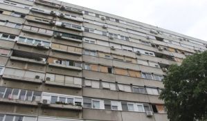 FOTO: Stanarima i upravniku najavljena poznata kompozicija, pa sa krova na razglasu pušteno 