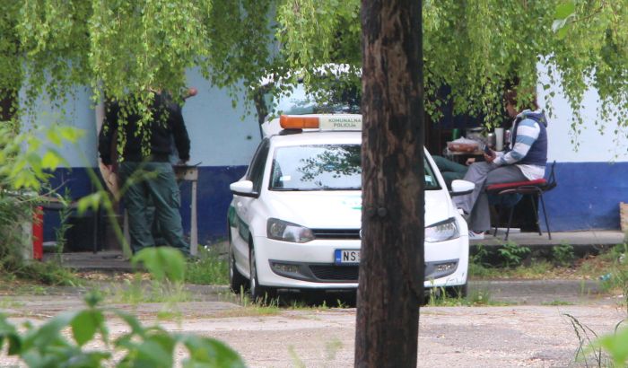 FOTO, VIDEO: Novosadska komunalna milicija roštilja tokom policijskog časa u dvorištu na Bulevaru oslobođenja