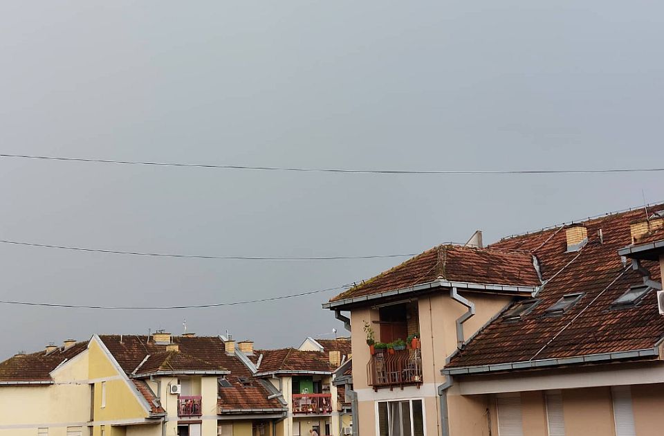 Nad mokrim novosadskim krovovima tmurno, RHMZ izdao upozorenje za Srbiju