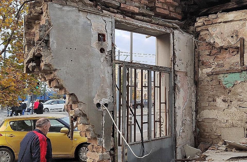FOTO: Kod spomenika Stefanu Nemanji zgrade koje se obrušavaju i divlja deponija