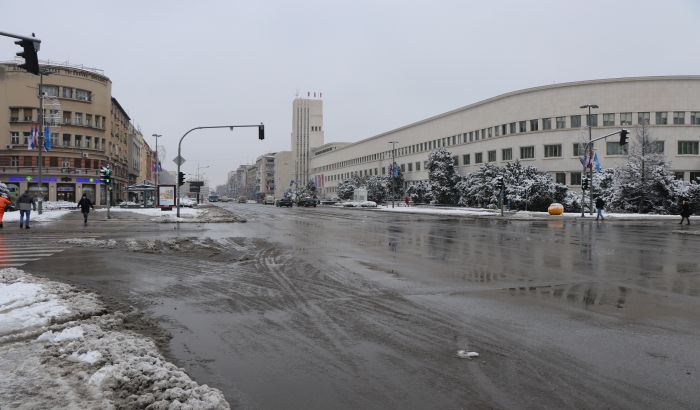 FOTO: Putevi u Novom Sadu prohodni, ali saobraćaj usporen zbog klizavih i vlažnih kolovoza