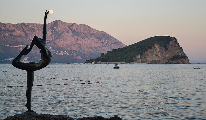 Budvanska "Balerina" izvučena iz mora, nije polomljena