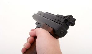 VIDEO: Policajac u Teksasu uperio pištolj u decu 