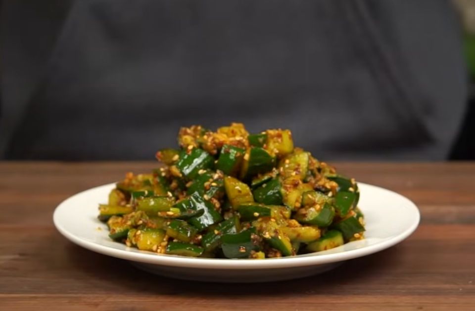 VIDEO Letnje povrće na malo drugačiji način: Kineska salata od izgnječenih krastavaca