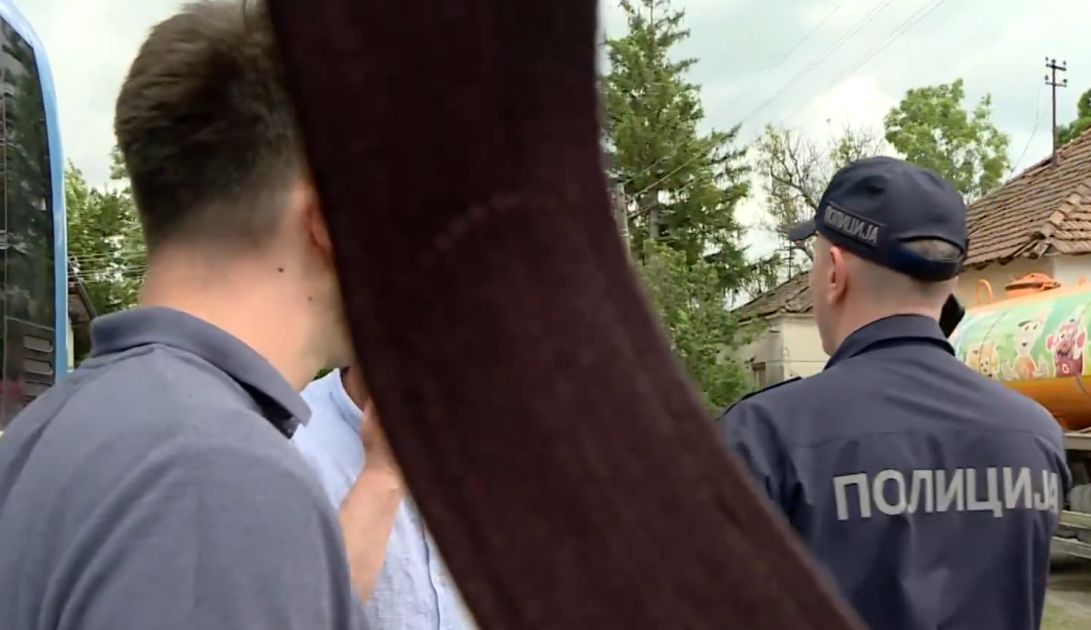 VIDEO: Napadnute novinarske ekipe Glasa Zaječara i N1 tokom Vučićeve posete selu Jelašnica VIDEO: Napadnute novinarske ekipe Glasa Zaječara i N1 tokom Vučićeve posete selu Jelašnica