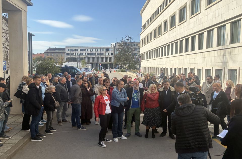 Otpušteni radnici iz pokrajinske administracije traže povratak na posao