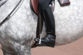 Konj zbacio džokeja tokom trke na beogradskom hipodromu, hitna ga iznela na nosilima