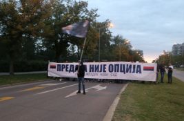 VIDEO, FOTO: Više stotina mladih šetalo na Limanu, nosili Vučićevu zastavu uz naprednjački slogan