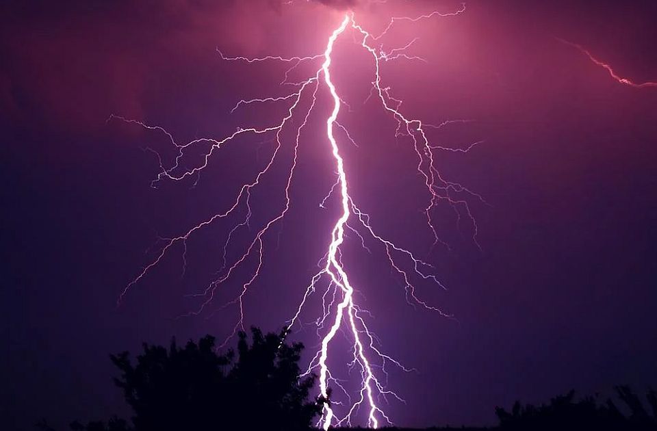 Nevreme u Beogradu: Grom udario u kuću i zapalio je, delovi grada bez struje 