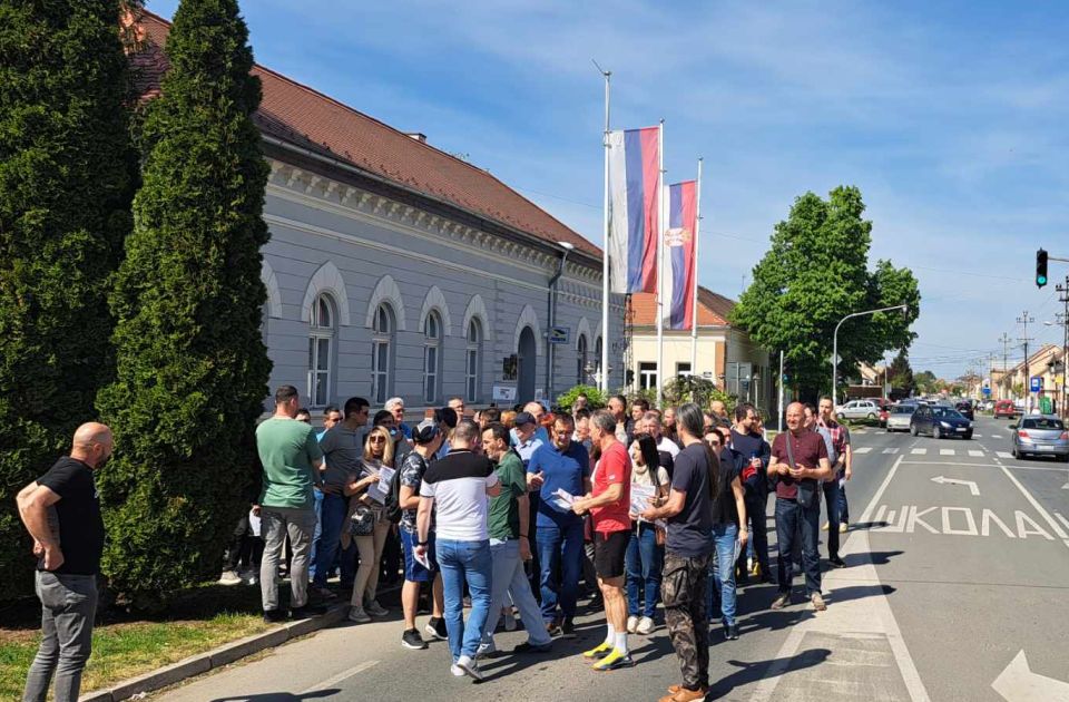 VIDEO, FOTO: Opozicija udružena u Kaću, oko njih štandovi SNS-a