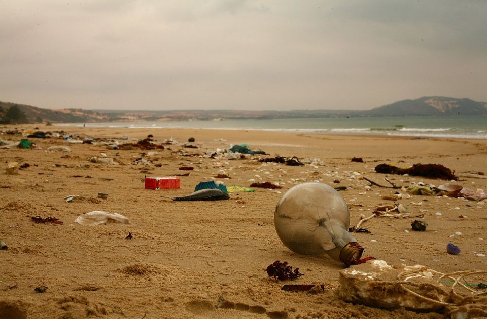 Nova studija otkrila: Između tri i 11 tona plastičnog otpada je na dnu okeana