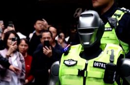 VIDEO: Roboti policajci patroliraju ulicama Kine