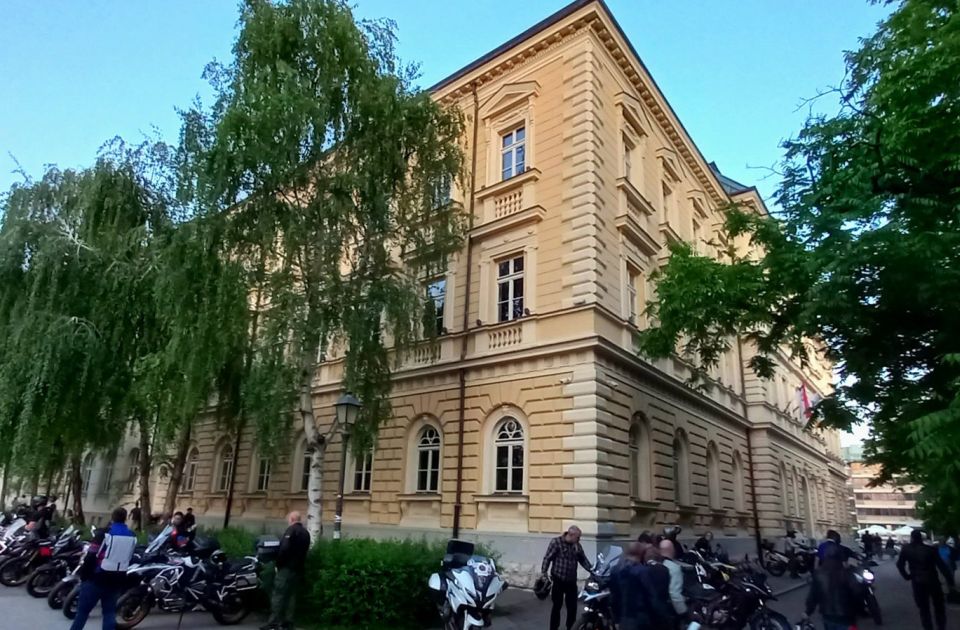 VIDEO: Učenici Zemunske gimnazije blokirali školu, traže da im se obrati direktorka