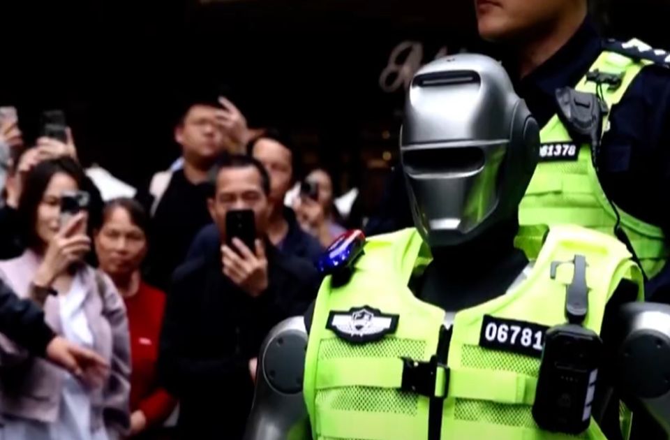 VIDEO: Roboti policajci patroliraju ulicama Kine VIDEO: Roboti policajci patroliraju ulicama Kine