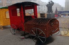 Nepoznata osoba zapalila novogodišnji vozić na Trgu slobode