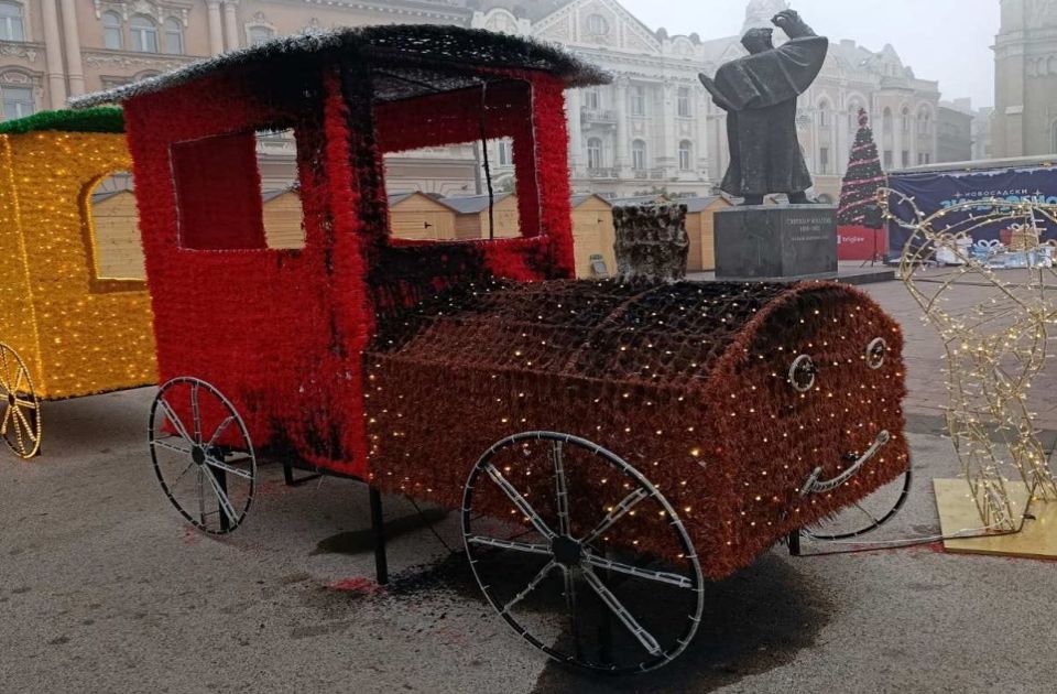 Nepoznata osoba zapalila novogodišnji vozić na Trgu slobode