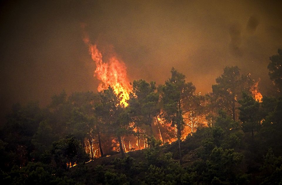 VIDEO U Grčkoj i danas borba sa požarima: Nakon Rodosa, vatra bukti i na Krfu, evakuacija na Eviji