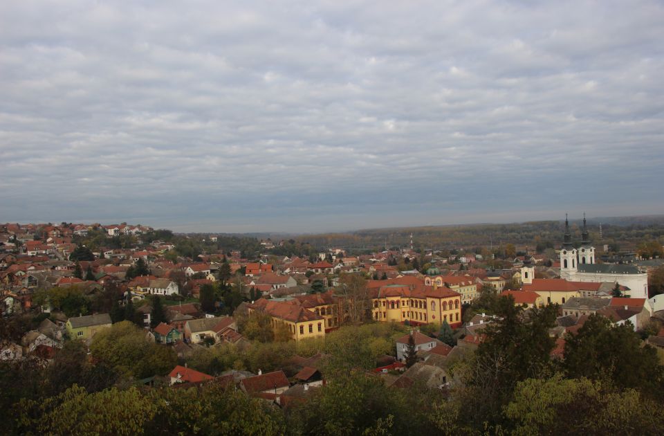 U Sremskim Karlovcima u nevremenu oštećeni spomenici na groblju, zelene površine, škole...