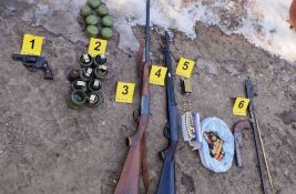 U stanu pronađeno osam bombi, dve puške...