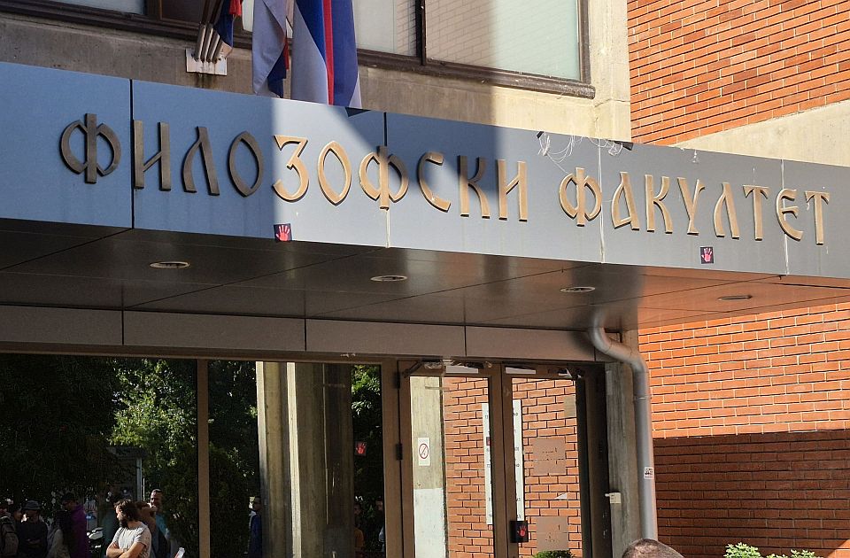 Policija i dalje ispred Filozofskog fakulteta