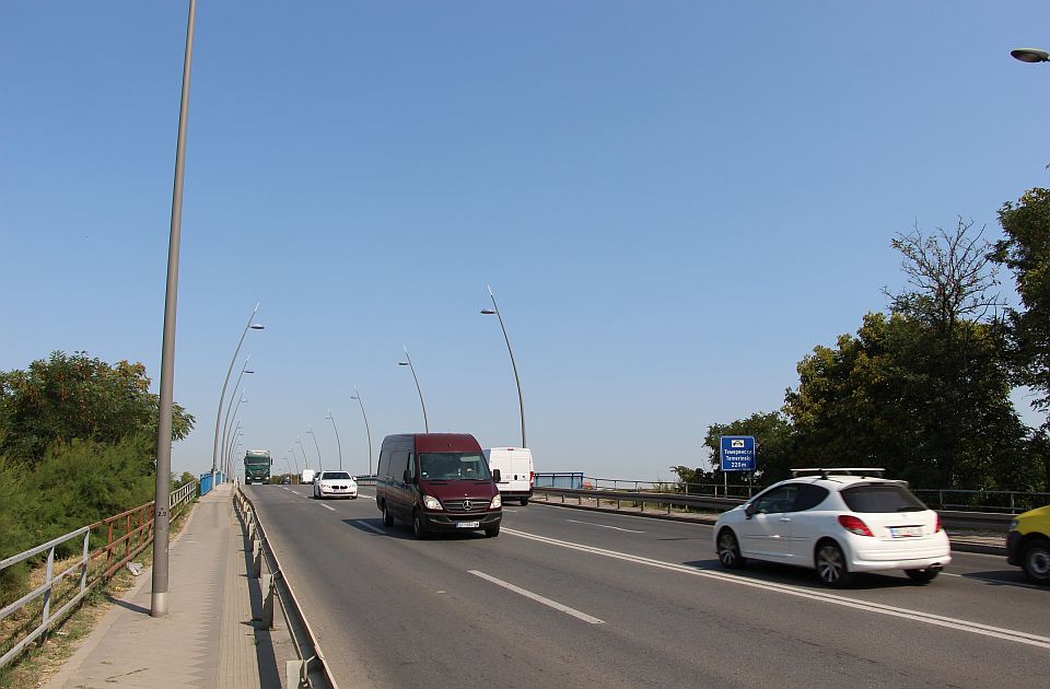 FOTO: Kamion se "nasadio" na zaštitnu ogradu Temerinskog mosta