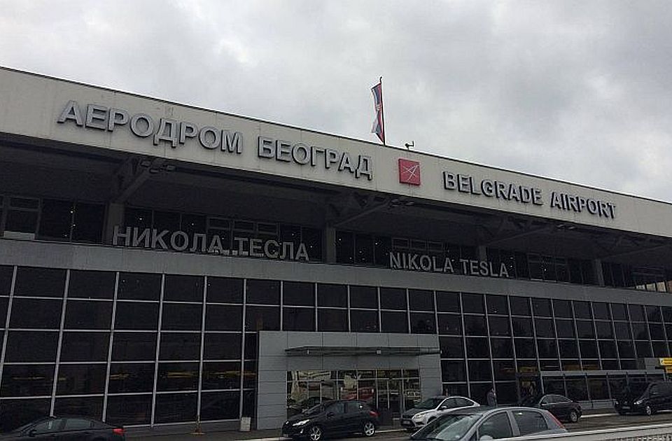 FOTO, VIDEO: U 80. godini završila put oko sveta, cveće i baloni na Aerodromu "Nikola Tesla"
