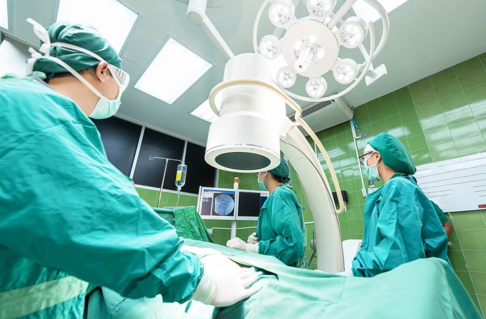 Hirurzi u Njujorku izvršili prvu transplantaciju oka u svetu