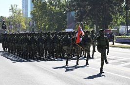 Bošković: Četvorica vojnika kažnjena zbog mahanja građanima na vojnoj paradi