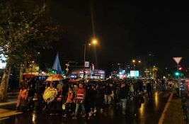 UŽIVO FOTO, VIDEO: Novosađani, uprkos kiši, odaju počast nastradalima na Železničkoj stanici