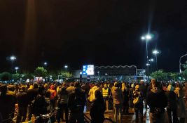 UŽIVO FOTO, VIDEO: Novosađani, uprkos kiši, odaju počast nastradalima na Železničkoj stanici
