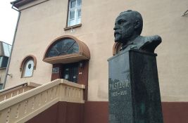 Mikrobiolog u Pasterovom zavodu tvrdi da je otpušten jer nije želeo na mitinge SNS