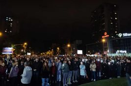 UŽIVO FOTO, VIDEO: Novosađani, uprkos kiši, odaju počast nastradalima na Železničkoj stanici