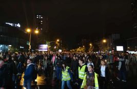 UŽIVO FOTO, VIDEO: Novosađani, uprkos kiši, odaju počast nastradalima na Železničkoj stanici