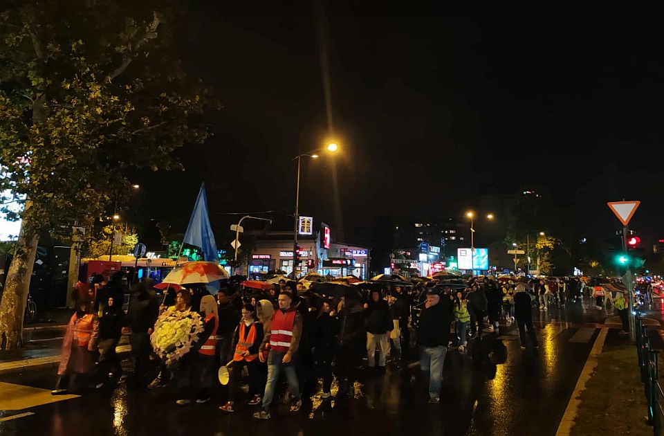 UŽIVO FOTO, VIDEO: Novosađani, uprkos kiši, odaju počast nastradalima na Železničkoj stanici