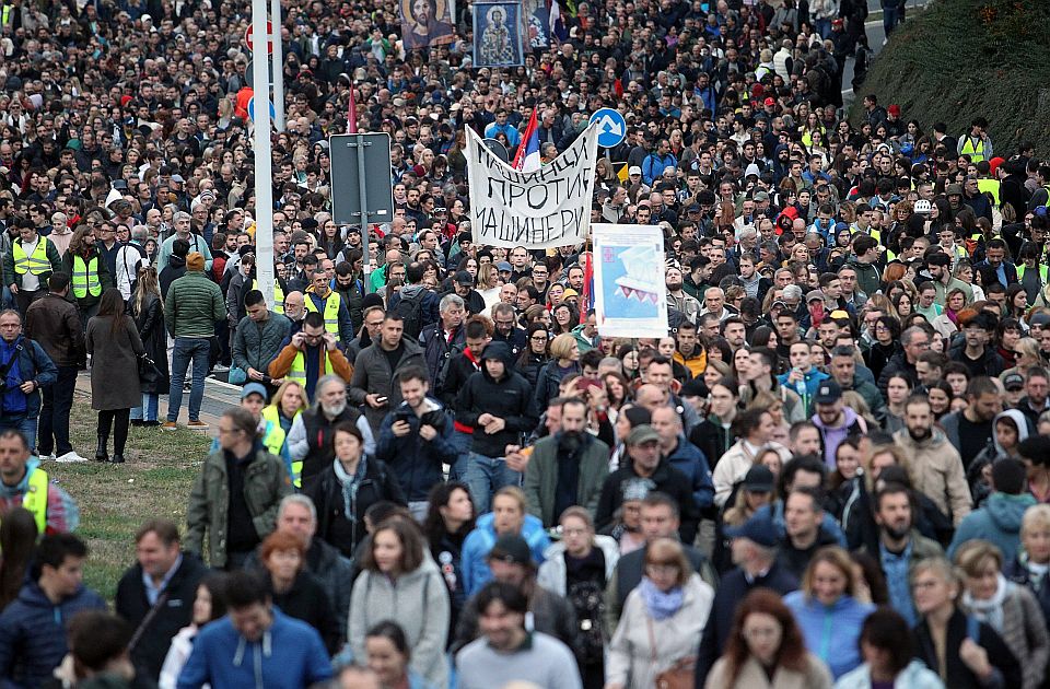 FOTO, VIDEO Komemorativni skupovi u Srbiji: Hiljade ljudi na ulicama Beograda, Niša, Kragujevca
