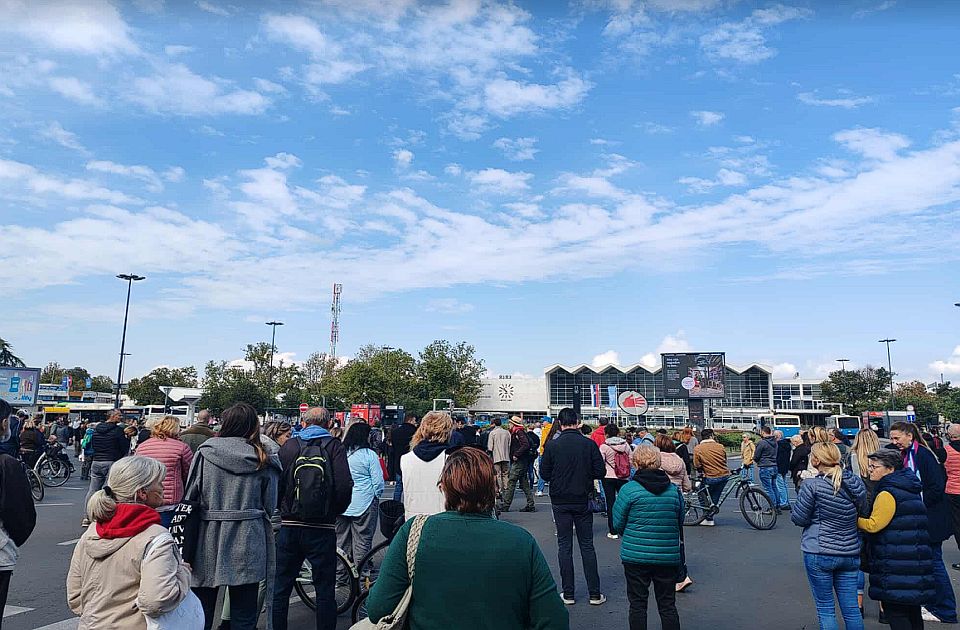 FOTO, VIDEO Novosađani ispred Železničke stanice i na Trgu slobode: Jedanaest meseci od tragedije