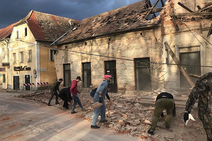 Najmanje sedmoro stradalo u zemljotresu u Petrinji, meštani noć proveli na ulici u strahu od novih potresa