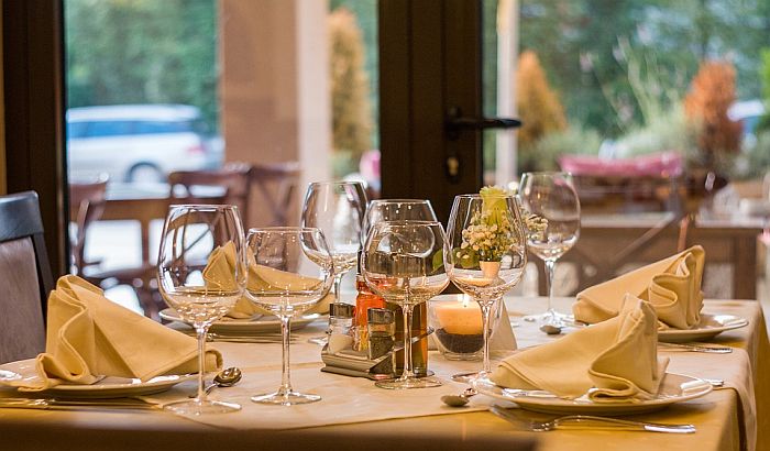 HORES: Omogućiti rad hotelskih restorana do 21 čas