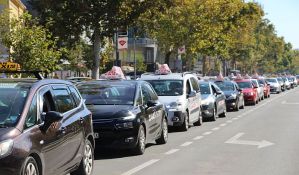 Taksisti u Novom Sadu nastavljaju protestne vožnje u petak, a za vikend pauza
