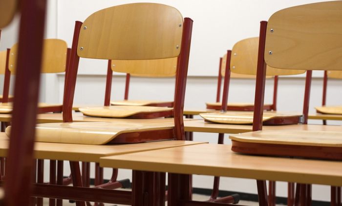 Deo plafona pao na učenicu za vreme nastave u zrenjaninskoj školi, inspekcija zabranila korišćenje učionice