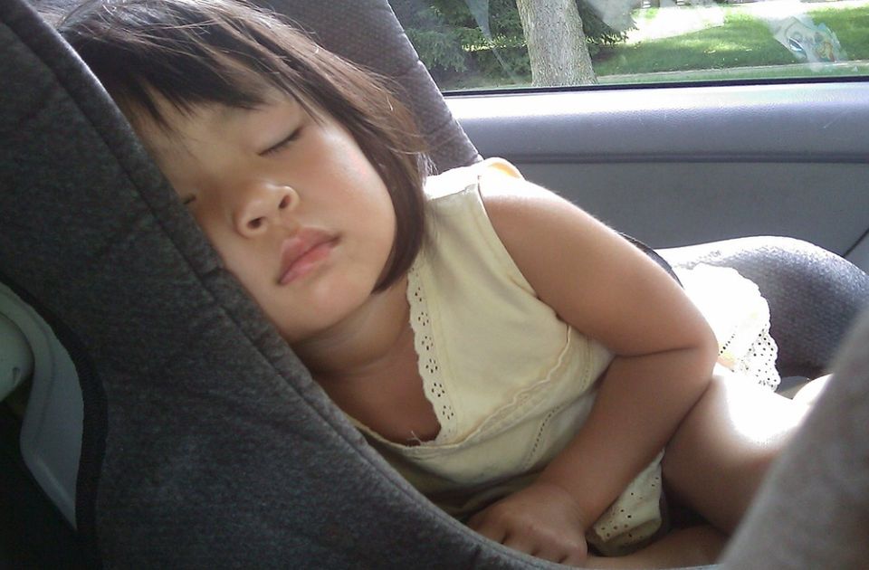 Objašnjeno zašto beba uvek lakše zaspi u automobilu