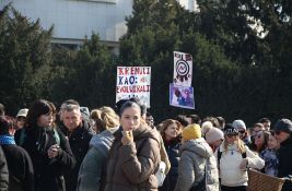 U Sremskoj Kamenici prazne stolice i ruže u spomen žrtvama nadstrešnice